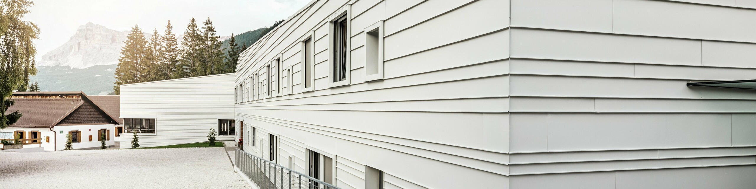 Díky hliníkovým pásům PREFALZ v barvě P.10 prefa bílé se výrazně projevuje moderní architektura kasáren „Tempesti“. Horizontálně kladené hliníkové panely vytvářejí čistou strukturu. Světlá barva odráží světlo, což má zlepšit mikroklima v alpském prostředí.