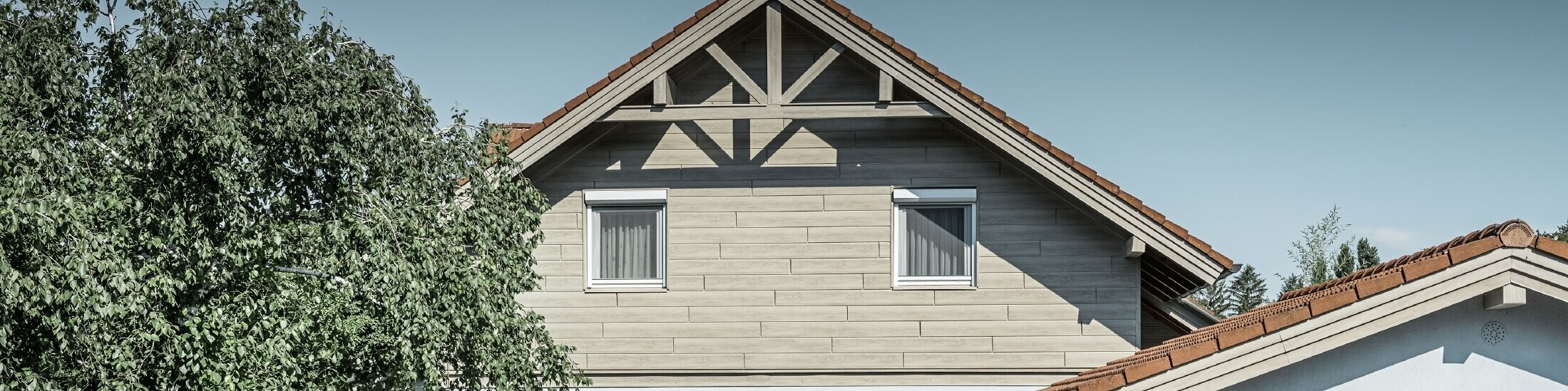 PREFA hliníková fasáda s optikou dřeva, montovaná v tomto případě horizontálně. Nebude ji potřeba již nikdy natírat. 