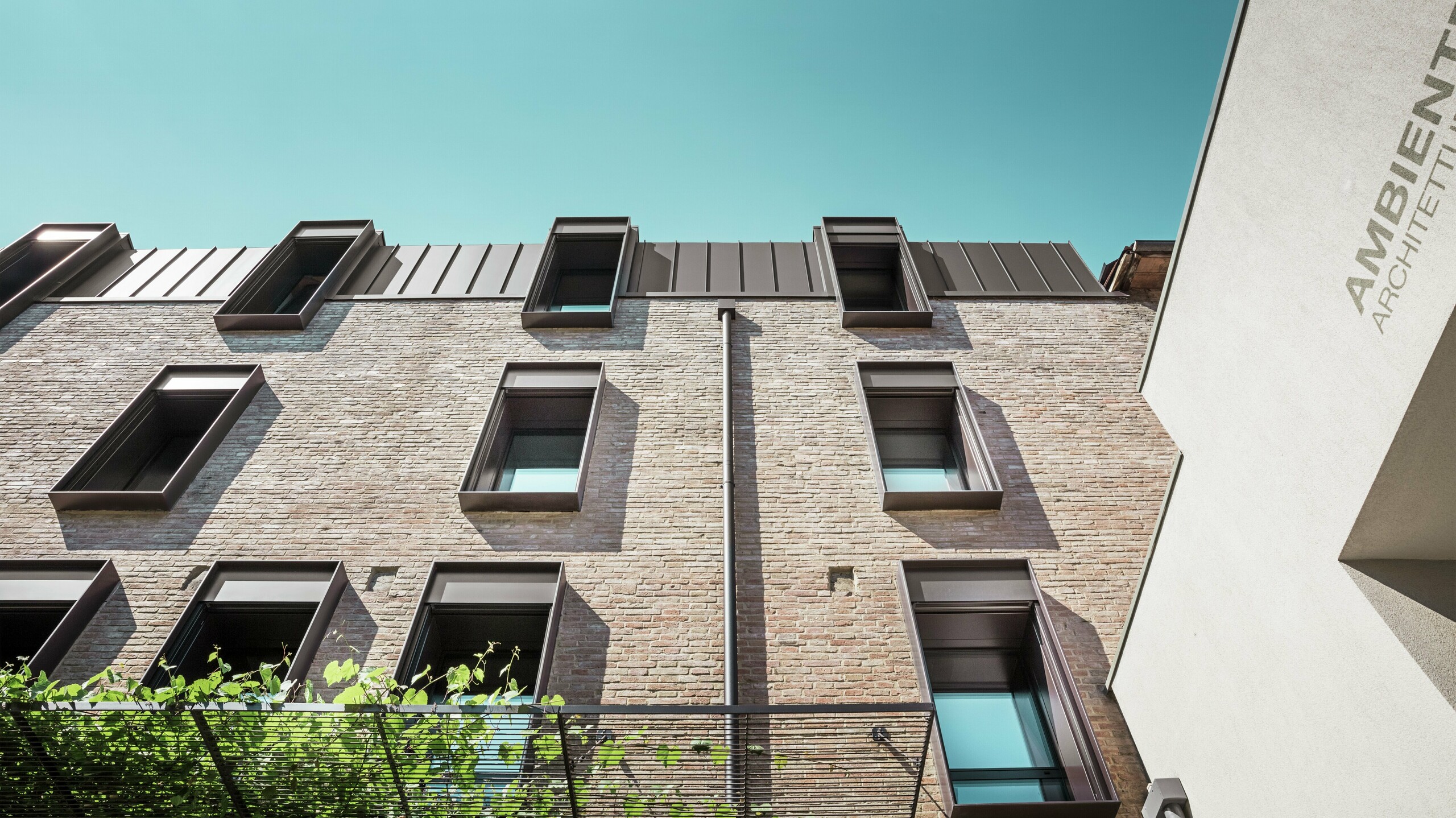 Tradiční cihlový dům v Itálii s odolnou hliníkovou střechou z PREFALZ v barvě P.10 oříškové – harmonická kombinace středomořské architektury a moderního střešního řešení