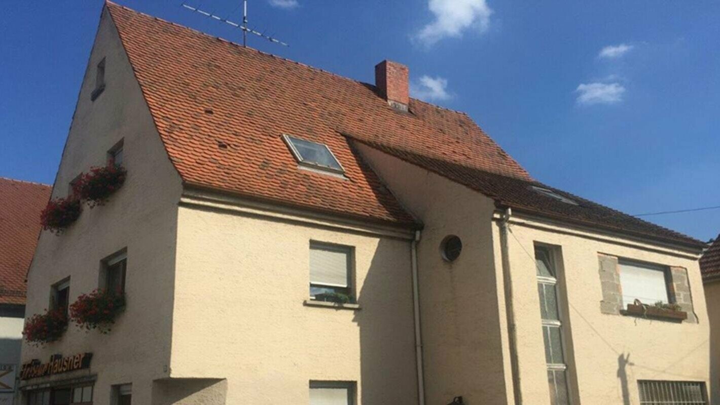 Dům před sanací střechy za použití PREFA falcovaných střešních tašek 