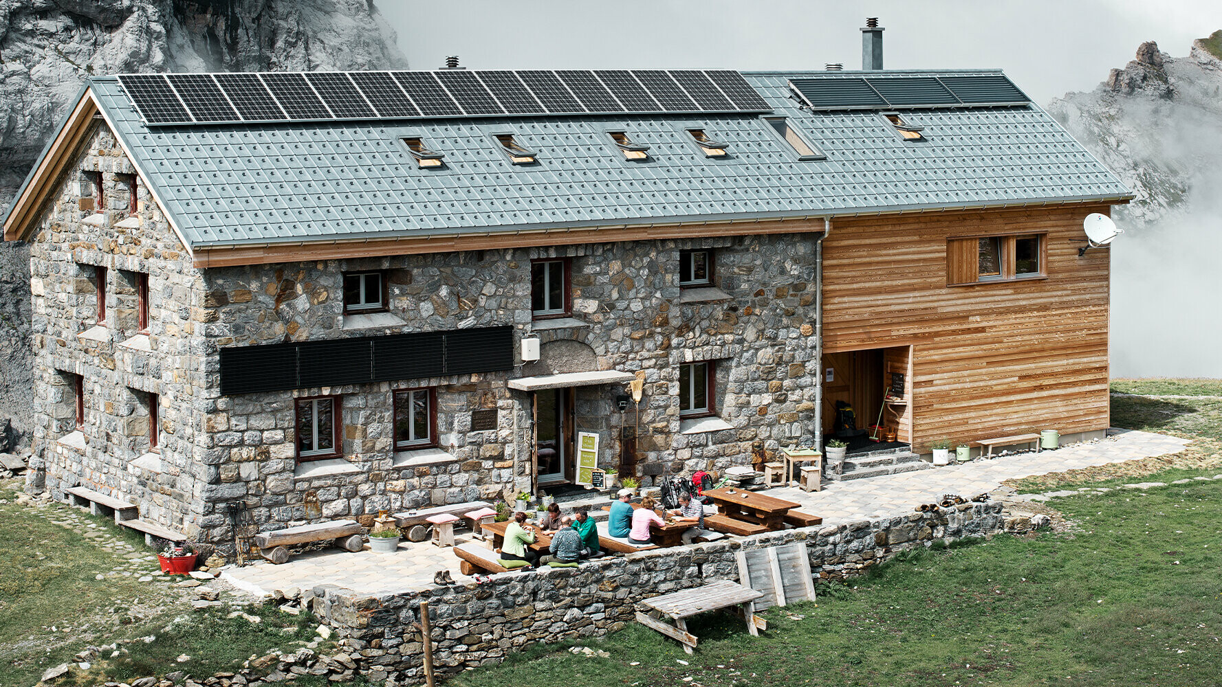 Švýcarská horská chata Claridenhütte ve výšce více než 2000 metrů nad mořem byla pokryta PREFA falcovanými střešními taškami barvy P.10 břidlicová