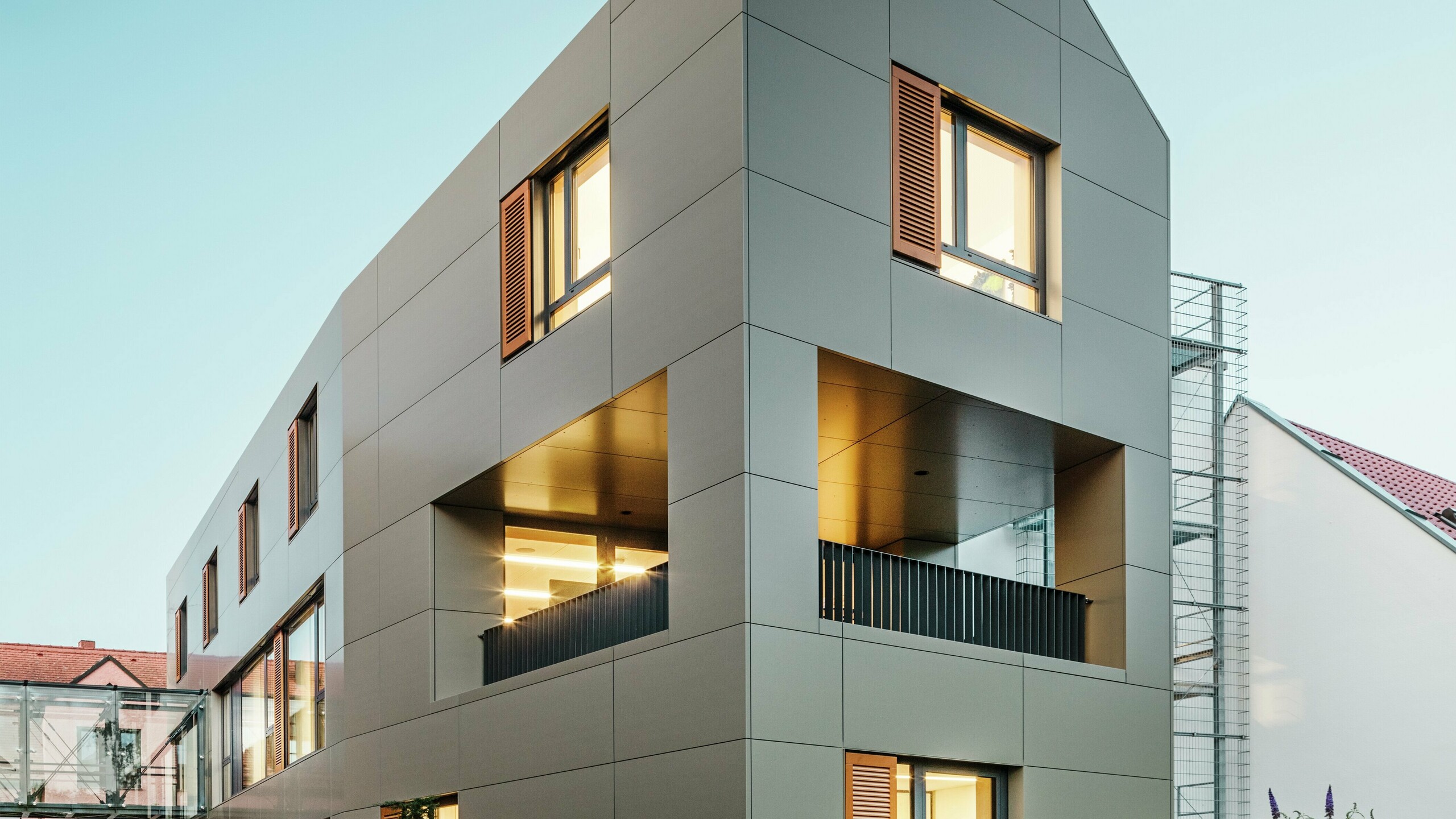 Radnice v německém Alzenau se pyšní moderní fasádou z hliníkových kompozitních panelů PREFABOND v bronzové barvě. Čisté, geometrické linie panelů dodávají budově elegantní a moderní vzhled. Udržovaný exteriér doplňuje architekturu.