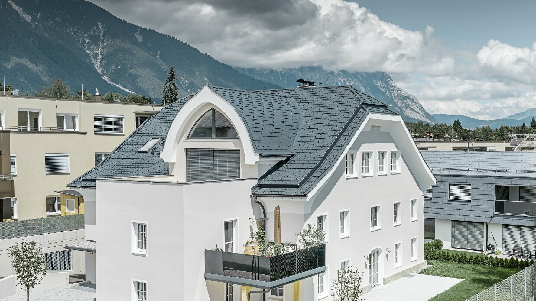 Zrekonstruovaná povovalbová střecha v barvě P.10 antracitové se zaobleným vikýřem