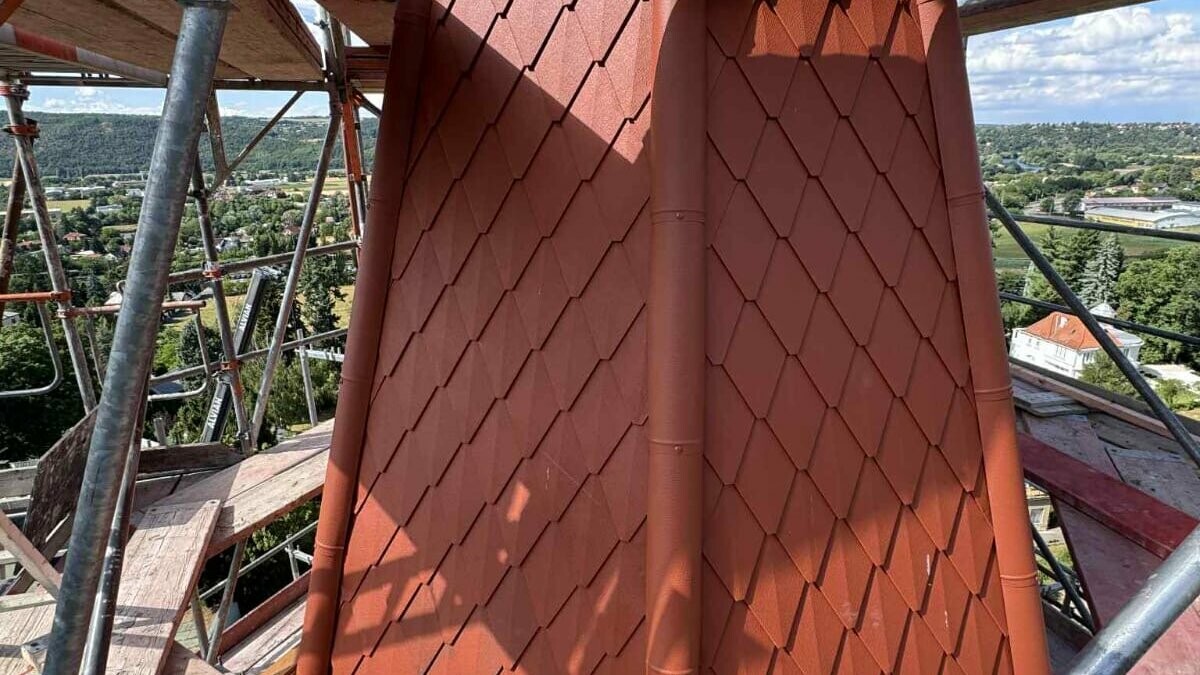 objekt před rekonstrukcí s původní již nevyhovující střešní krytinou